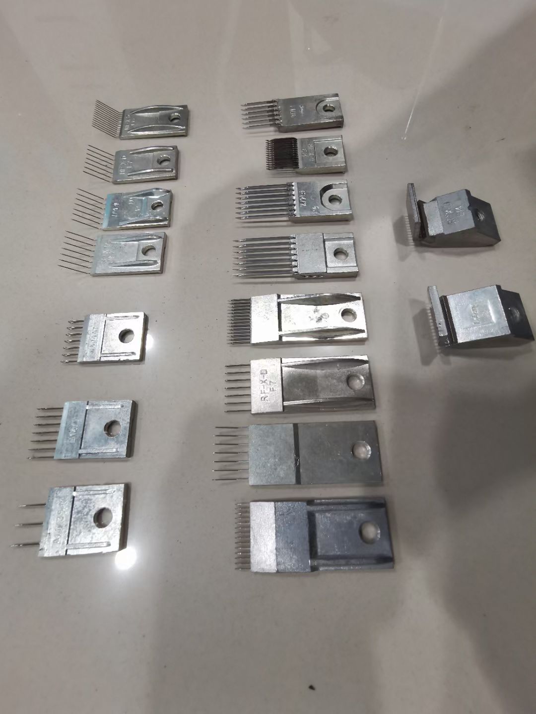 Selection of warp knitting needle blocks in different gauges and configurations